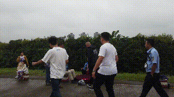 警方|钱塘江潮水有多好看？警方从观潮人群里揪出一个逃犯