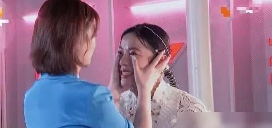  破姐|在《破姐》场景中，黄圣依假装哭，杜华在丁当衣服上擦了擦手