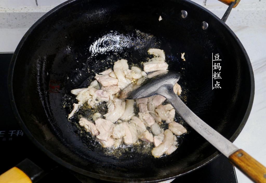  下饭|入秋后，这种菇才越多，简单3分钟爆炒，下饭一流
