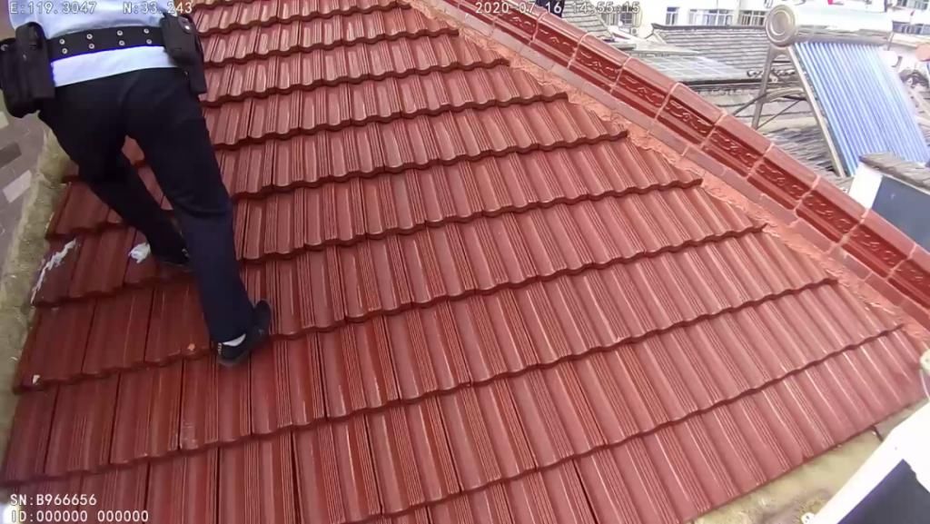 屋顶|宝应19岁女孩欲轻生，这个辅警拼了