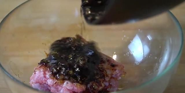  多汁|教你在家做小笼包！调馅不用一粒盐，鲜嫩多汁，真是太解馋了！