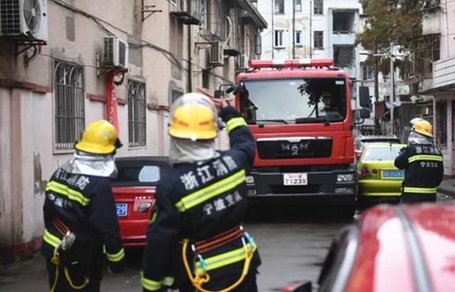  占用|私家车占用消防通道，消防车直接冲过去，网友：建议直接压扁