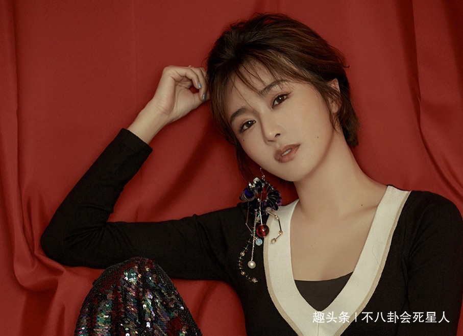  走红|十亿千金因《好声音》走红，被谢霆锋收徒，现变整容脸比亲妈显老