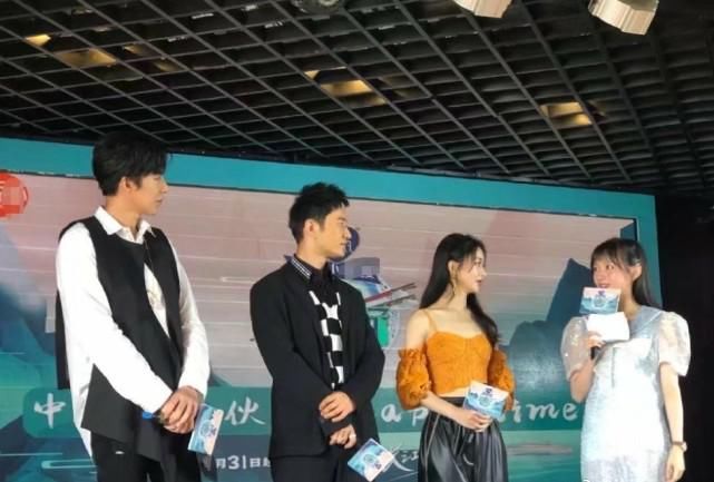  刘宇宁|《中餐厅》发布会无修图公开，黄晓明赵丽颖刘宇宁同框赵丽颖无修图白到发光