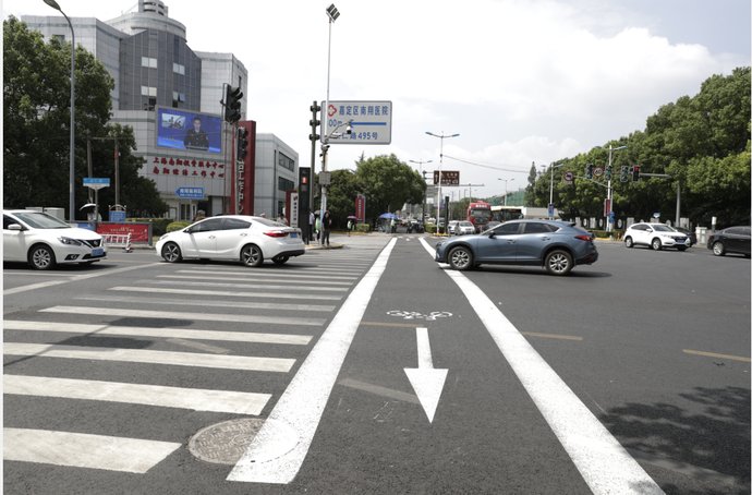 路口|人民日报点赞的同款斑马线，嘉定这个路口也有了！