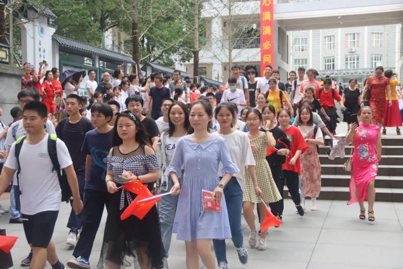  送考|乘风破浪高考日 盘点常德市二中爱心送考的那些美好画面！