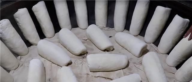 巨无霸|大叔街头卖“巨无霸”小吃,8元一个生意火爆,抱着啃都吃不完