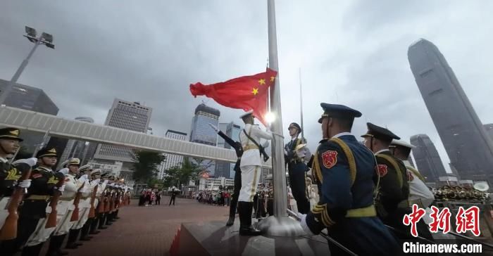 驻香港部队组织官兵和来队亲属参加“五一”升国旗仪式