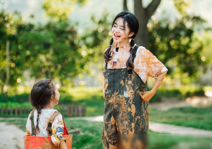 粪坑|谭松韵多没有偶像包袱?饭桌上大聊自己掉粪坑的经历,还不顾形象大口吃面!