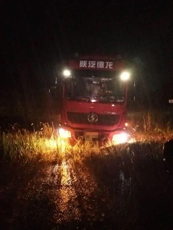  警讯|【警讯】暴雨夜，民警成功救助一辆被“坑”货车！