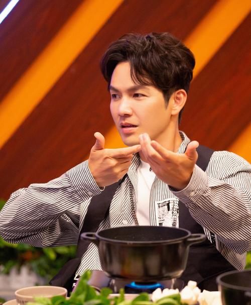  易烊千玺|易烊千玺火焰舞台，刘雨昕卡点引发舒适，张艺兴空中抚琴，街舞决赛亮点多