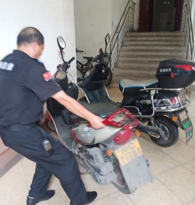 皇冠国际社|电瓶车堵了单元楼道！回家的路该谁来疏通？