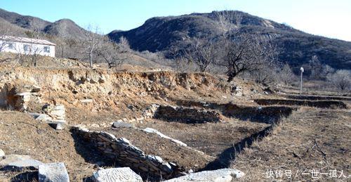 专家|一座普通化粪池下,考古专家发现下面埋着开国皇帝,挖出许多珍宝!