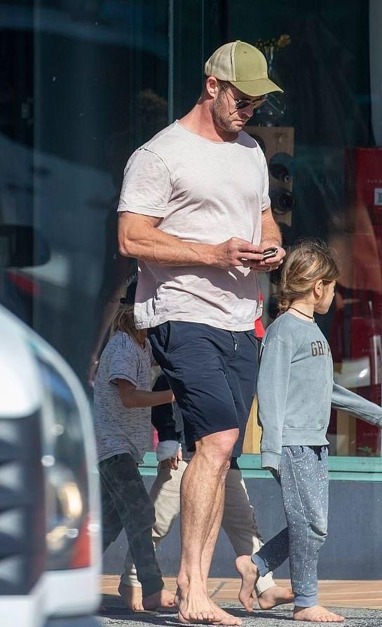  奶爸|锤哥带三孩子外出踢球，手拎水壶奶爸感十足，网友：终于穿鞋了