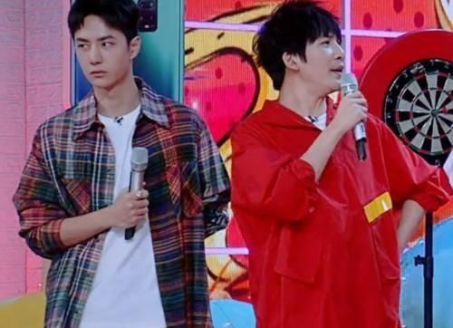  自我介绍|嘉宾正在自我介绍，王一博却没有专心听，扶腰的小动作让人心疼！