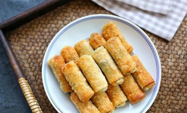  吃法|饺子皮新吃法，卷一卷煎3分钟，又脆又香，我家最近早餐离不开它