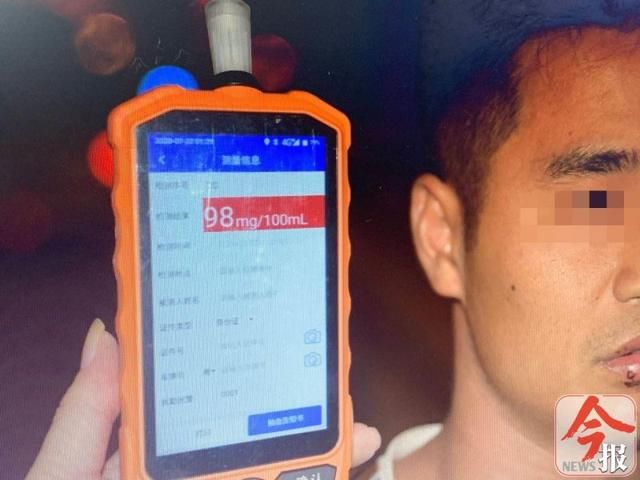  电动车|不幸！白露桥上一电动车撞上隔离栏，驾车男子头破血流