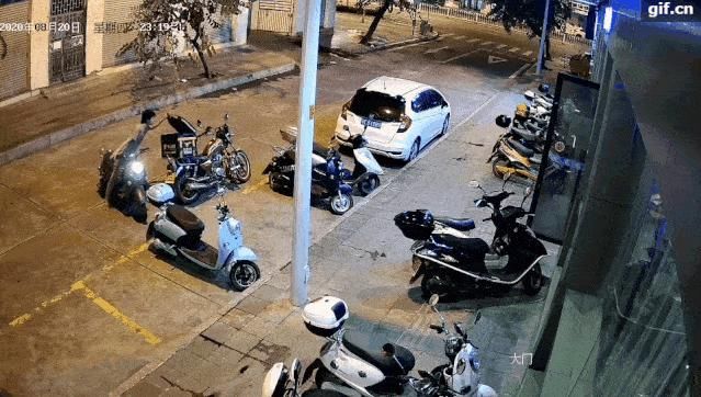斗门|监控曝光！斗门这个靓仔半夜开电动车在网吧门口偷外卖，结果