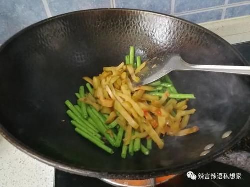 榨菜|油盐不进的豇豆要怎么炒好吃，配点肉丝、榨菜给它，鲜香又美味