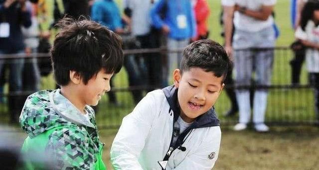 追成|有种逆袭叫《爸爸去哪儿》的石头,当初嫌他丑,现在追成狗