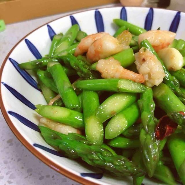  虾仁|芦笋炒虾仁的家常做法，清淡鲜香，虾肉滑嫩，出锅好看又好吃