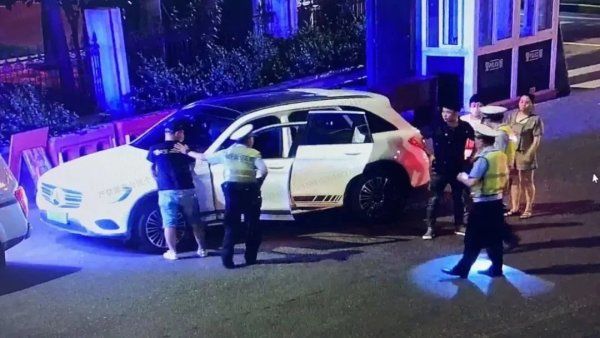 小伙|给人指路后,奔驰车司机提出要捎热心小伙一程,,没想到……小伙直呼后悔