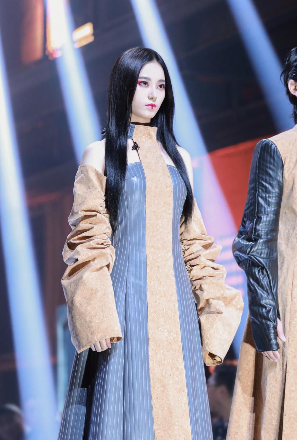  惊艳|徐艺洋《潮玩人类》携手吴建豪走秀 原始部落花瓣唇妆惊艳亮相