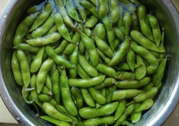  别忘记|煮毛豆时，别忘记加上一勺它，毛豆新鲜不发黄，比店里卖的还好吃