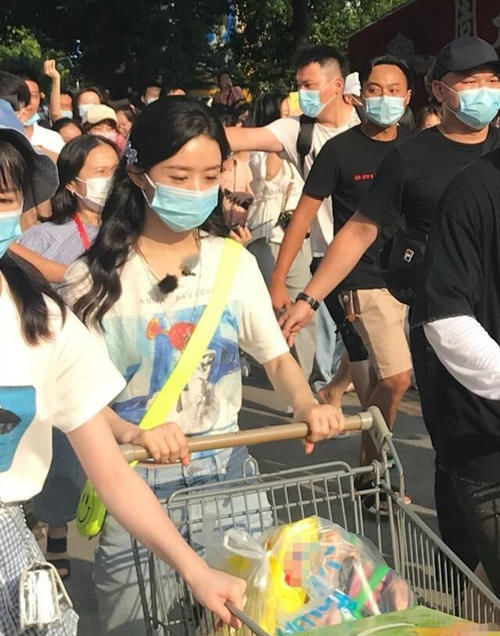  解散|杨超越录制《中餐厅》路透曝光，解散后资源大好碾压前队友