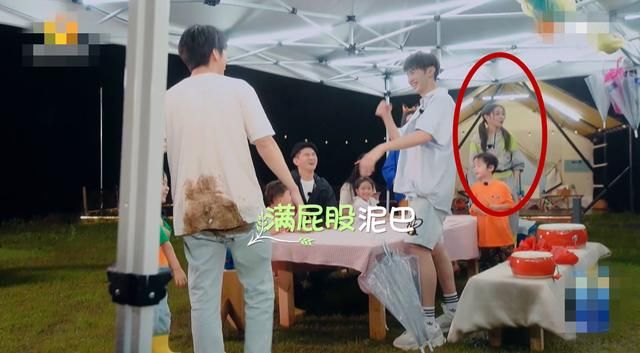  衣服|张新成摔倒弄脏衣服，看到谢可寅的本能反应，这姑娘真的太贴心了