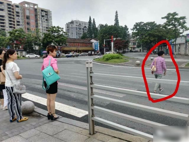 车主|行人闯红灯被撞,车主拒赔5万,行人违反规则,凭啥罚我?