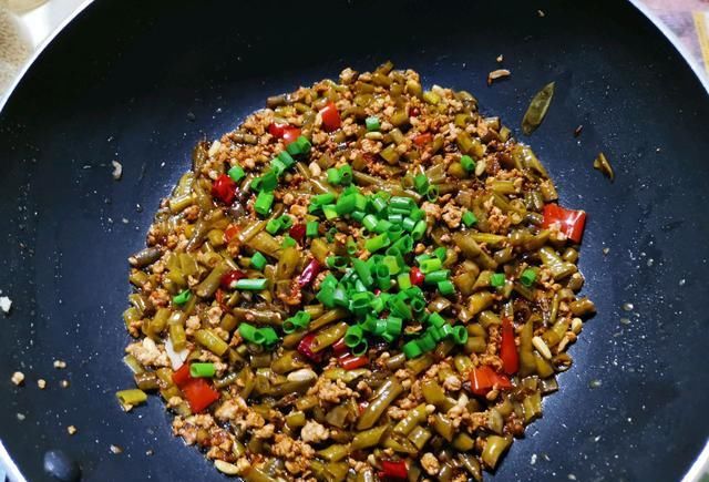 开胃|肉沫酸豆角是真正的米饭杀手,一次吃1斤都不够,酸爽开胃又下饭