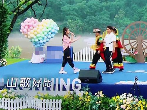 郑恺|baby与郑恺合唱时跑调,字幕组赶忙打出6个字,做到完美救场