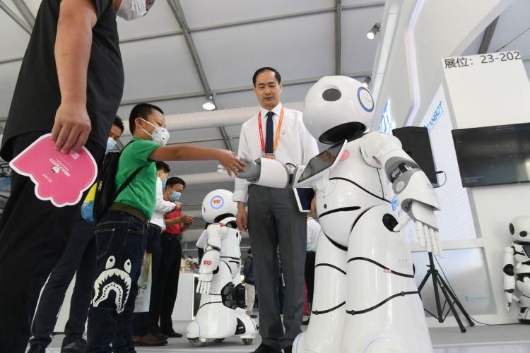  展区|走进服贸会服务机器人专题展区：黑科技让人大开眼界