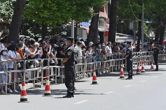  推门|美驻成都总领馆关闭后，“门都没锁推门就进”