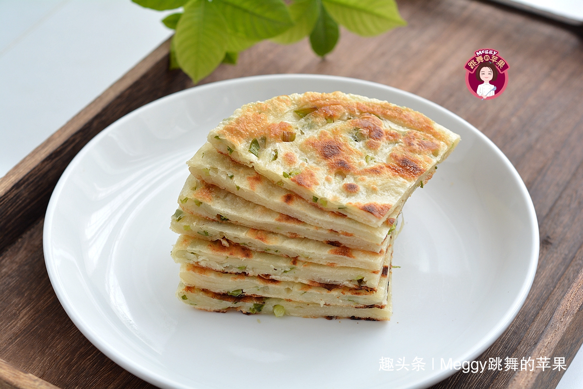 中筋面粉|别争了!外酥里嫩的葱花饼,凉水还是热水揉面跟我学,全会了