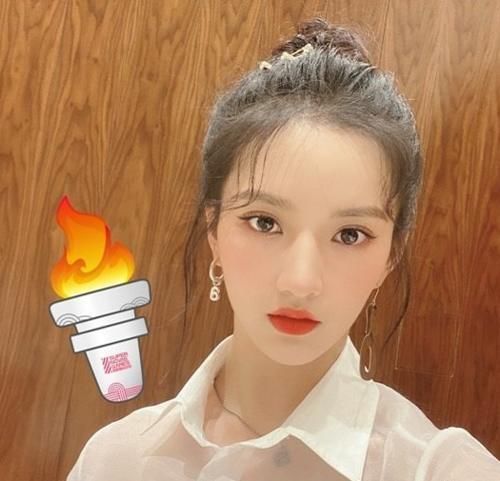 用手|硬糖少女集体出动传递火炬,其他成员都用手传,唯独刘些宁与众不同