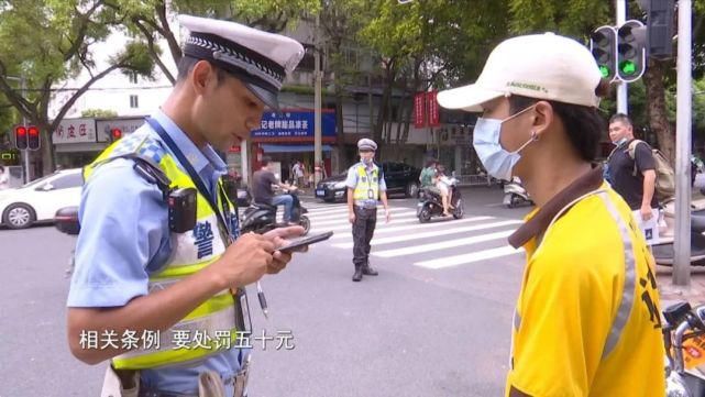 千万别|千万别这样骑电动车,交警正在严查整治!被抓一次罚50元