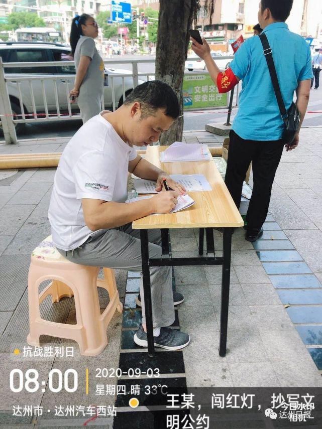 耍横|乱穿马路，当街耍横，还咬伤交警…拘留10天！