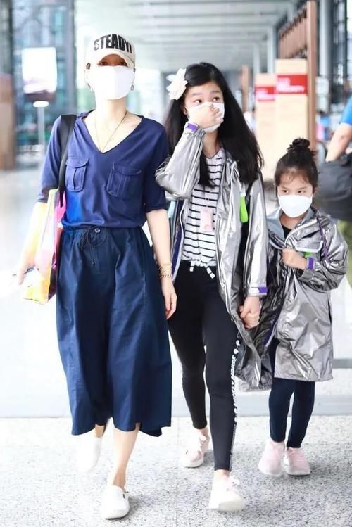马伊|马伊琍带俩女儿现身机场,穿大妈七分裤还踩平底鞋,腿短了一半!