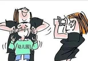  家长|老师说孩子打架，家长却发现老师虐童！家长气：窗帘裹人暴力拖拽