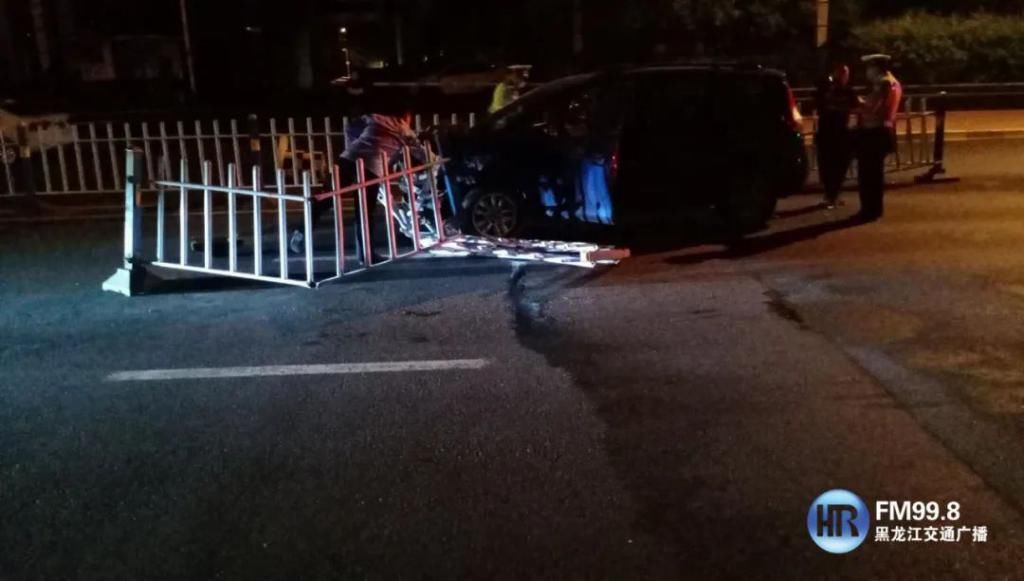  护栏|昨夜，哈市一SUV撞坏五节护栏后冲向对面车道……