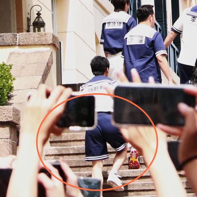 水手服|跑男团“水手服”亮相,其他男嘉宾清一色长裤,只有他与众不同