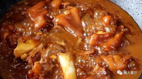  好吃|猪蹄怎么做好吃？配上黄豆一起炖，连汤汁都不会浪费