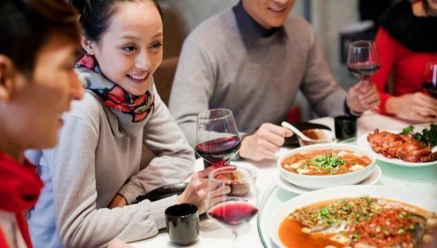 男子|男子和相亲女孩吃饭，对方带来8个人蹭吃：这3种人，请远离