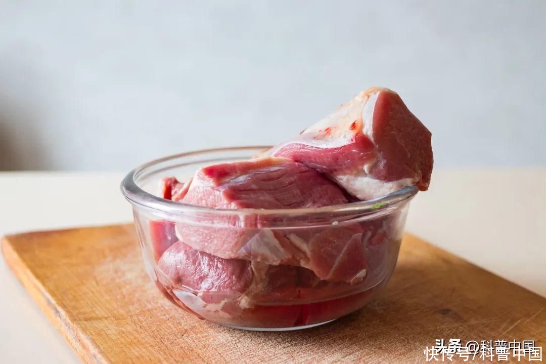 肉可以直接泡水解冻吗(不要再把肉泡水里解冻了，正确的方法只有 3 种！)