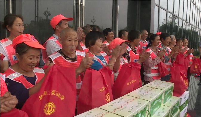  竟然|啥操作？今天下午的南充嘉陵这几个领导竟然给这些人送起了礼物！