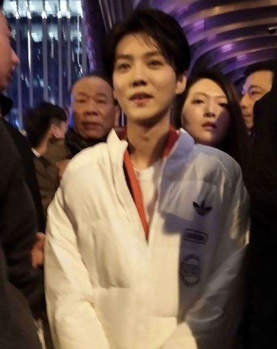  看起来|路人镜头下男星：鹿晗颜值逆生长，杨洋变身小奶狗，他几乎没变？