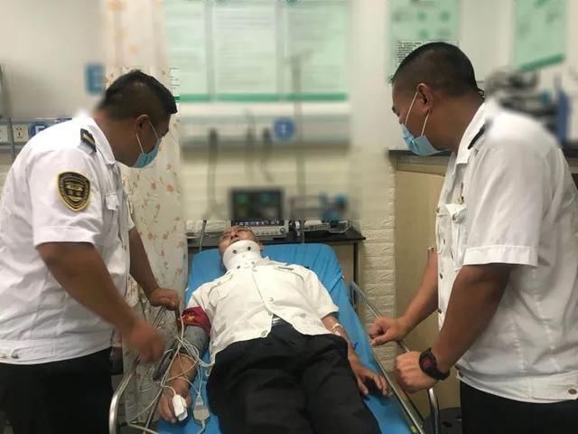  公交车|公交车行驶途中，危险悄悄逼近！司机拼尽全力，护住一车人