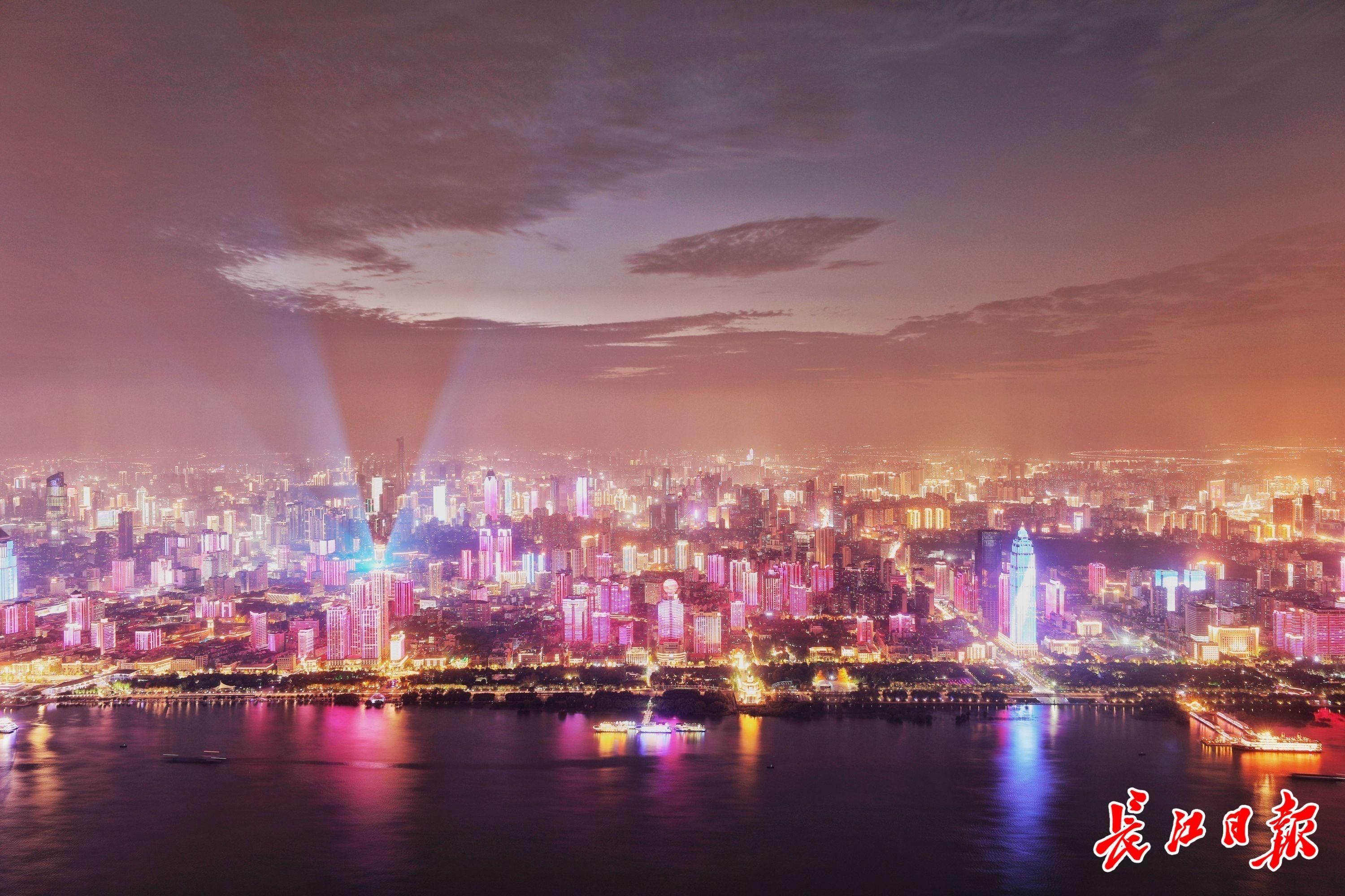 震撼|全城点亮!武汉流光溢彩向她表白,场面震撼